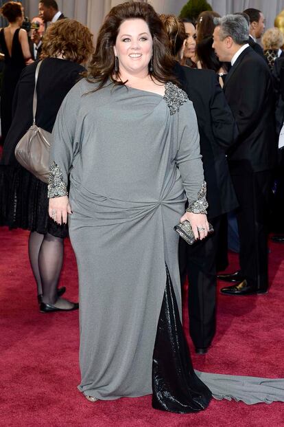 Melissa McCarthy no está nada favorecida con este vestido drapeado en gris.