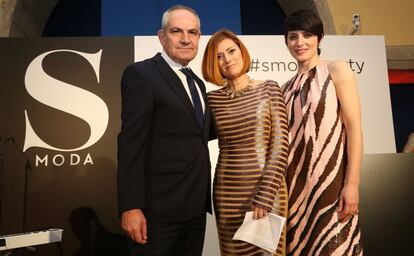 El director de EL PAÍS, Antonio Caño, la directora de 'S Moda', Empar Prieto, y la actriz Bárbara Lennie.