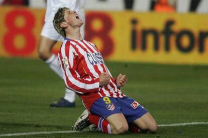 Fernando Torres se lamenta de una ocasión fallada.