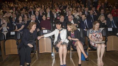 Asistentes al homenaje a José Pedro Pérez-Llorca. En la primera fila, de izquierda a derecha, su viuda, la ministra de Educación, Isabel Celaá; la de Economía, Nadia, Calviño, y Ana Pastor, del PP.