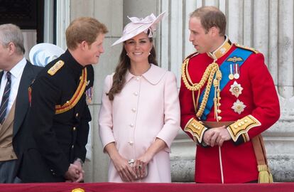 Kate Middleton, entre Enrique y Guillermo de Inglaterra, en el balcón del palacio de Buckingham unas semanas antes de dar a luz a su primer hijo. Como en su segundo embarazo, y según marca la tradición británica, los duques de Cambridge no han desvelado el sexo de ninguno de sus dos hijos hasta después de su nacimiento.