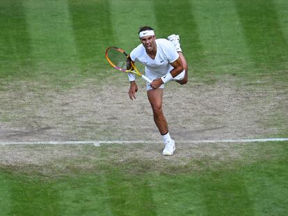 Nadal sirve durante el partido contra Van de Zandschulp.