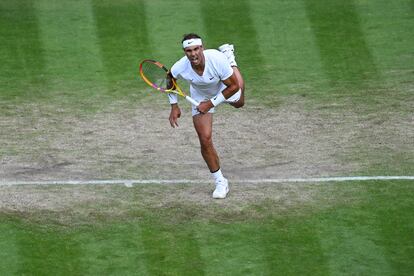 Nadal sirve durante el partido contra Van de Zandschulp.