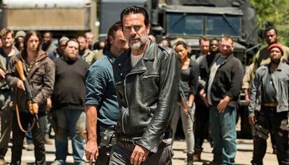 Sigue siendo una de las series favoritas del público adulto en EEUU, pero su audiencia ha comenzado a caer en picado temporada tras temporada. Son ya ocho las que Rick y los suyos llevan esquivando zombis y 'The Walking Dead' roza en muchos momentos el aburrimiento. Atrás queda esa magnífica primera temporada, con Frank Darabont al frente, y solo quedarán para el recuerdo algunos capítulos de la sexta entrega.