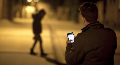 Las nuevas tecnolog&iacute;as tambi&eacute;n sirven para vigilar y recortar la libertad en las relaciones de pareja, sobre todo entre los j&oacute;venes. 