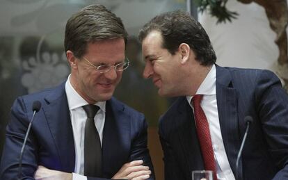 Rutte, primer ministro holand&eacute;s (izquierada) con Asscher, ministro de Asuntos Sociales
