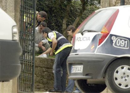 Agentes de policia recogen muestras tras la explosión en el paseo de la Alameda en Santiago de Compostela.