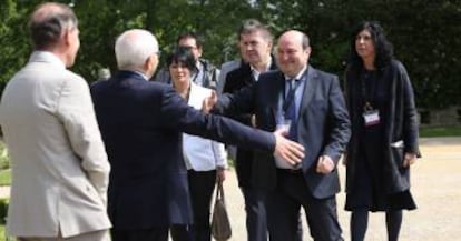 Andoni Ortuzar, presidente del PNV, y Arnaldo Otegi, coordinador de EH Bildu, a su llegada a la conferencia de Cambo del fin de ETA.