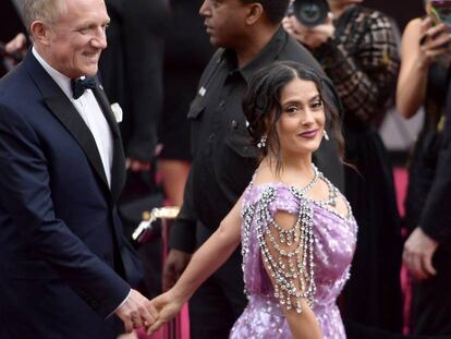 Salma Hayek, con su marido, llegando a la 90º gala de los Oscar.