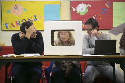 Voluntarios en una mesa de votación en un colegio del Ensanche, Barcelona. Barcelona.