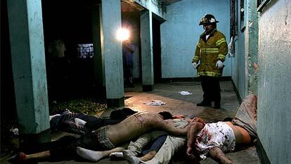 Un bombero observa los cadáveres de las víctimas que yacen en uno de los pasillos del centro juvenil.