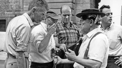 A la izquierda,  Samuel Beckett; Alan Schneider, con gorra de b&eacute;isbol, y Buster Keaton, en primer plano a la derecha.