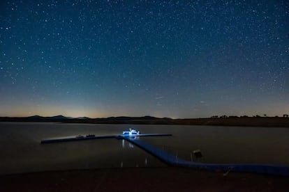 Una embarcación navega por el embalse de Gabriel y Galán (Cáceres), en una actividad de Ad Astra Hervás con Panthos.