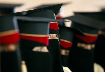 Un grupo de universitarios durante su ceremonia de graduación en Sanaa (Yemen).