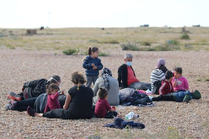 Ell pasado lunes y por primera vez, se desplegó un avión militar de la Royal Air Force (RAF) para asistir a la guardia fronteriza británica en el control del flujo migratorio en el canal de la Mancha. Un grupo de migrantes descansa en la playa mientras esperan a los agentes fronterizos del Reino Unido en Dungeness, en el sur de Inglaterra, el 6 de agosto.