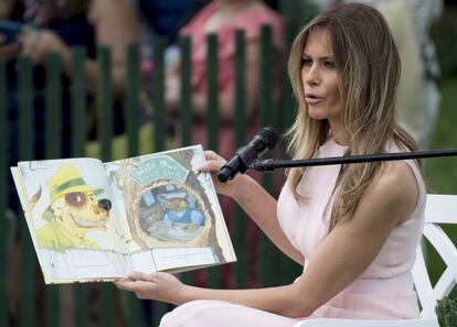 La primera dama, Melania Trump, lee un libro durante la celebración de la Pascua de la Casa Blanca.