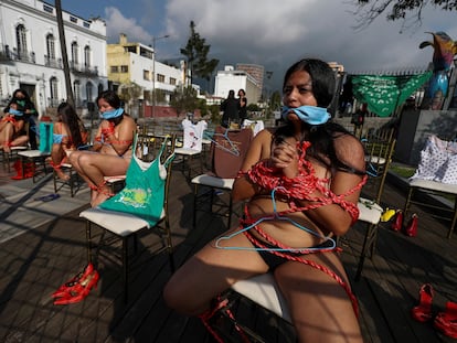 Mujeres protestan este jueves en Quito a favor del aborto.