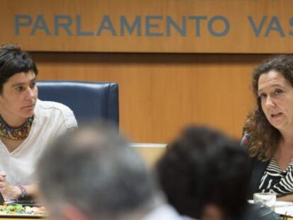 La directora de Víctimas y Derechos Humanos del Gobierno Vasco, Monika Hernando, a la derecha, este lunes en su comparecencia en el Parlamento vasco.
