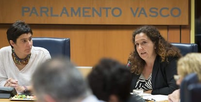 La directora de Víctimas y Derechos Humanos del Gobierno Vasco, Monika Hernando, a la derecha, este lunes en su comparecencia en el Parlamento vasco.