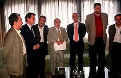 Los asistentes a la reunión de hoy, con Pujol en el centro, Méndez, tercero por la izquierda y Fidalgo, segundo por la derecha.