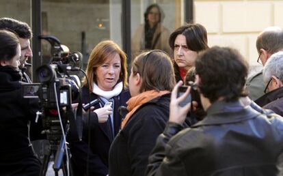 Marga Sanz, a la izquierda, y Rosa Pérez Garijo se dirigen a los periodistas a la puerta de la Diputación de Valencia.