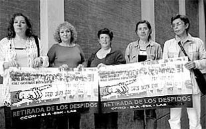 Las cinco trabajadoras despedidas, ayer, en Trintxerpe, con la pancarta en la que solicitan su readmisión.