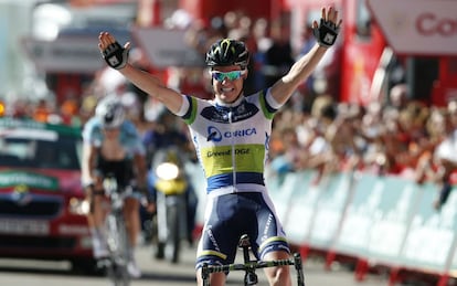 Simon Clarke celebra su victoria en la cuarta etapa de la Vuelta a España.