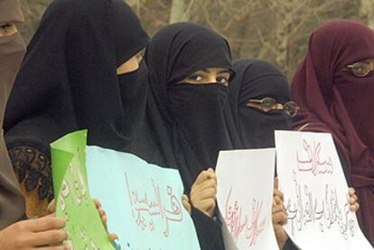 Mujeres paquistaníes protestan ayer ante la Embajada de Francia en Islamabad contra la ley del velo.