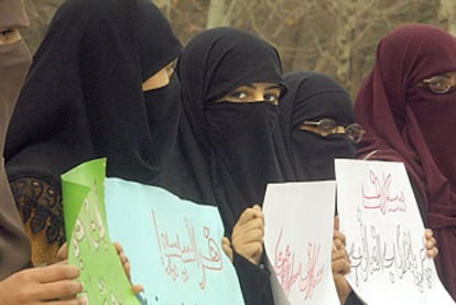 Mujeres paquistaníes protestan ayer ante la Embajada de Francia en Islamabad contra la ley del velo.