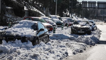 Vehículos atascados en la nieve en la M-30 de Madrid.