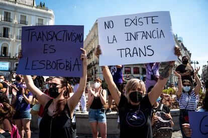 Protesta feminista ante el Congreso contra la 'ley trans', en Madrid en junio de 2021.