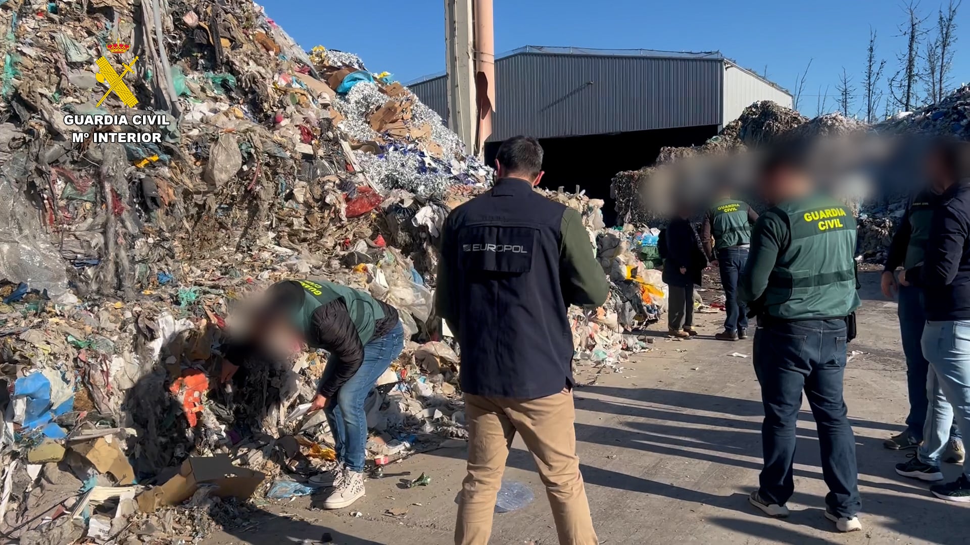 Desarticulada una red por meter en España 40.000 toneladas al año de residuos urbanos de Italia