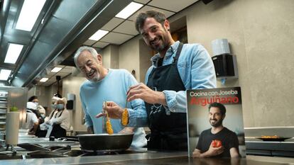 Joseba Arguiñano prepara un plato, ante la atenta mirada de su padre, Karlos Arguiñano.