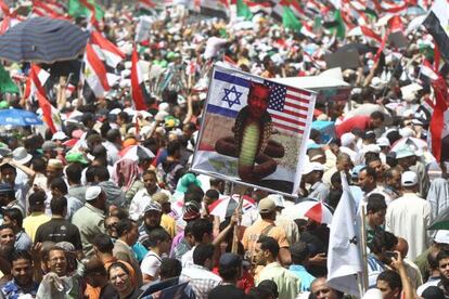 Miles de personas se manifiestan en la plaza de Tahrir en El Cairo.