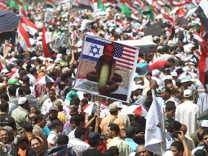 Miles de personas se manifiestan en la plaza de Tahrir en El Cairo.
