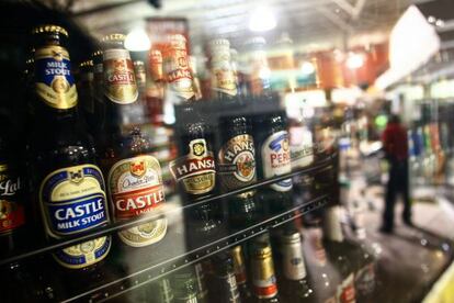 Botellas de cerveza de marcas de SABMiller en una tienda en Johannesburgo, Suráfrica.