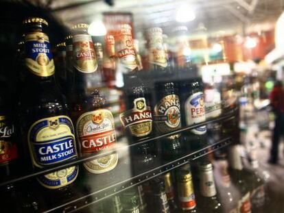 Botellas de cerveza de marcas de SABMiller en una tienda en  Johannesburgo, Sur&aacute;frica.