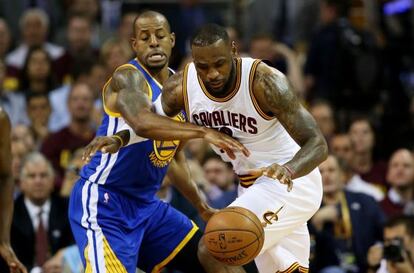 Iguodala trata de frenar a LeBron James.