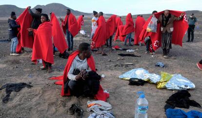 Migrantes llegados en patera el pasado 27 de diciembre al municipio de Pájara, en el sur de Fuerteventura. 
 