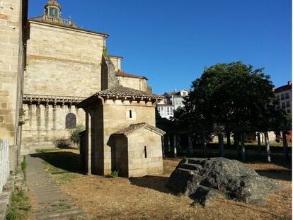 Alineación del altar celta, la capilla mozárabe y la iglesia barroca
de San Miguel de Celanova (Orense).