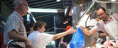 Clientes comprando en el mercado de Vallehermoso de Madrid.