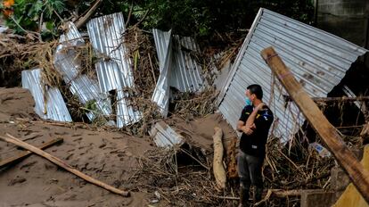 Un hombre mira los destrozos en su casa que se inundó por el desbordamiento del río Chamelecón, cerca de San Pedro Sula en Honduras, el 20 de noviembre tras el paso de Iota.