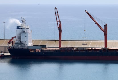 Una grúa eleva material a un buque de carga que se espera que lleve ayuda a Gaza desde Chipre, en el puerto de Larnaca el 8 de mayo.