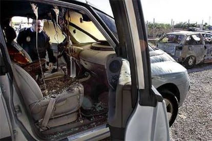 En primer término, el estado en que quedó el coche de Gloria Calero y al fondo, el vehículo de su hijo, ambos en el depósito de Sagunto.