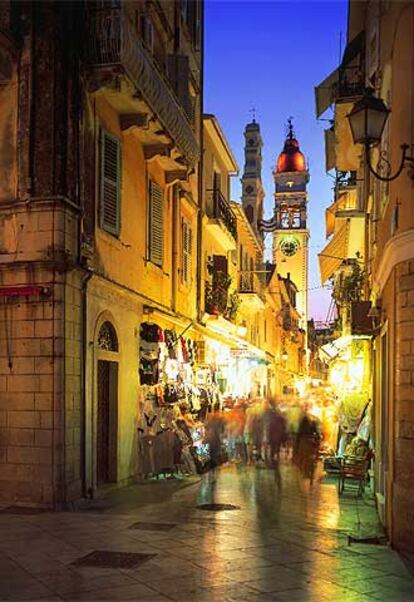 Al fondo de la calle de Agios Spyridon, en Corfú capital, se sitúa la iglesia que alberga la momia de san Espiridión.