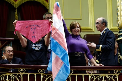 La presidenta de la Federación Plataforma Trans, Mar Cambrollé, celebra la aprobación de la 'ley trans' durante la primera votación, el 7 de octubre, en el Congreso.