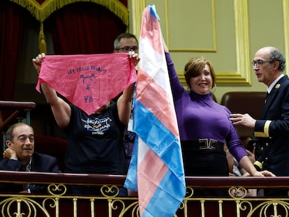 La presidenta de la Federación Plataforma Trans, Mar Cambrollé, celebra la aprobación de la 'ley trans' durante la primera votación, el 7 de octubre, en el Congreso.
