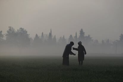 Un par de niños migrantes juegan en el campo de refugiados de Idomeni (Grecia).