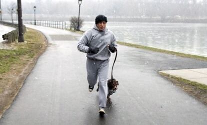 Cuando Sylvester Stallone hace de Rocky Balboa también se abriga.