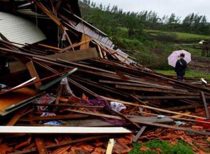 Destrozos en la población de São Miguel do Oeste, en el Estado brasileño de Santa Catarina, causados por un temporal de lluvia y viento que ha causado la muerte de 14 personas en Brasil y Argentina.